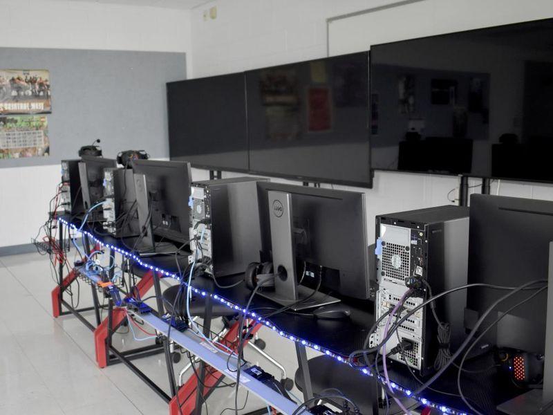 亚洲体育博彩平台杜波依斯分校电子竞技室的一些设备将在即将到来的校园电子游戏日期间使用.